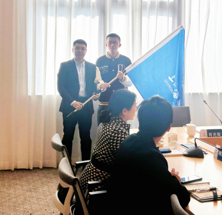 肖光年副院长为张天捷同学授航运金融专项班班旗