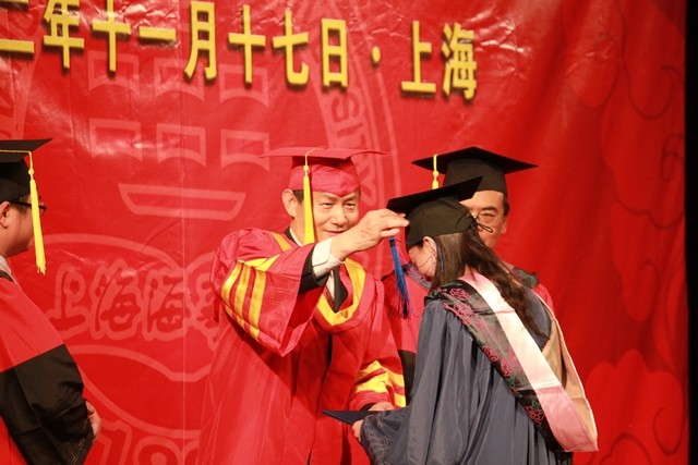 金永兴副校长为学员拨正流苏