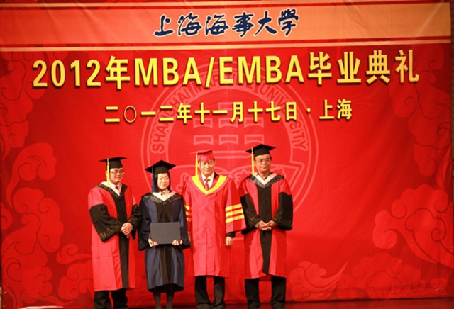 金永兴副校长为学员颁发学位证书